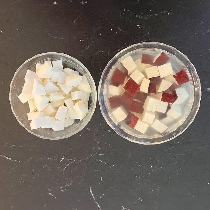 サツマイモは洗って皮付きのまま1.5~2㎝角に切り、水にさらします。