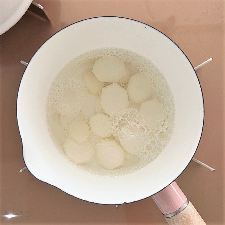 サトイモは茹でこぼし、水洗いします。