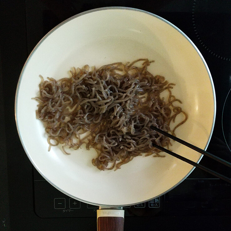 フライパンで2分程炒めて水分を飛ばします。