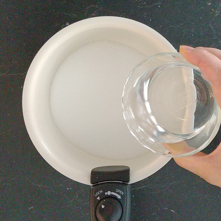 小鍋にAを合わせて火にかけます(中火)。 均一に火が通るように鍋全体をゆすります。(※混ぜると飴が固まってしまう場合があります)