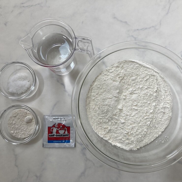 ボウルにAを合わせて均一にし、ぬるま湯を加えてこねます。(約15分)