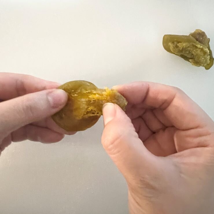 梅の実から種を取り外し、包丁で刻みます。