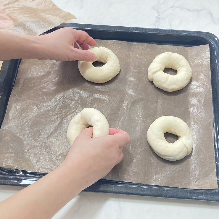 オーブンシートを敷いたオーブン皿に並べ、乾燥しないように発酵させます。(40℃ 約20分)