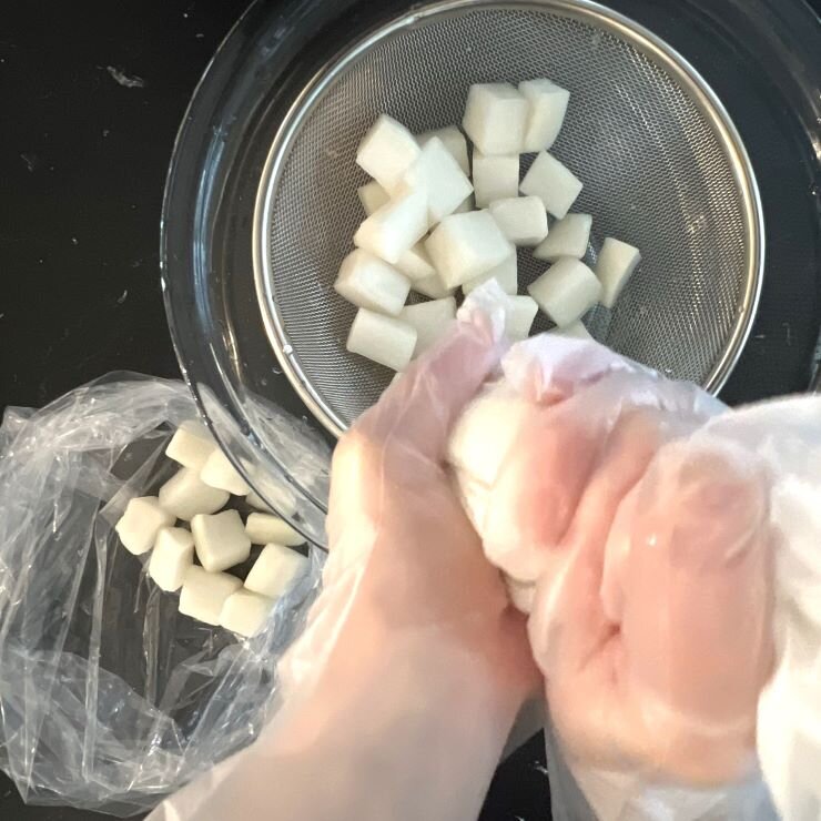 2をよく水洗いしてザルに上げ、さらによく水気を切ります。
