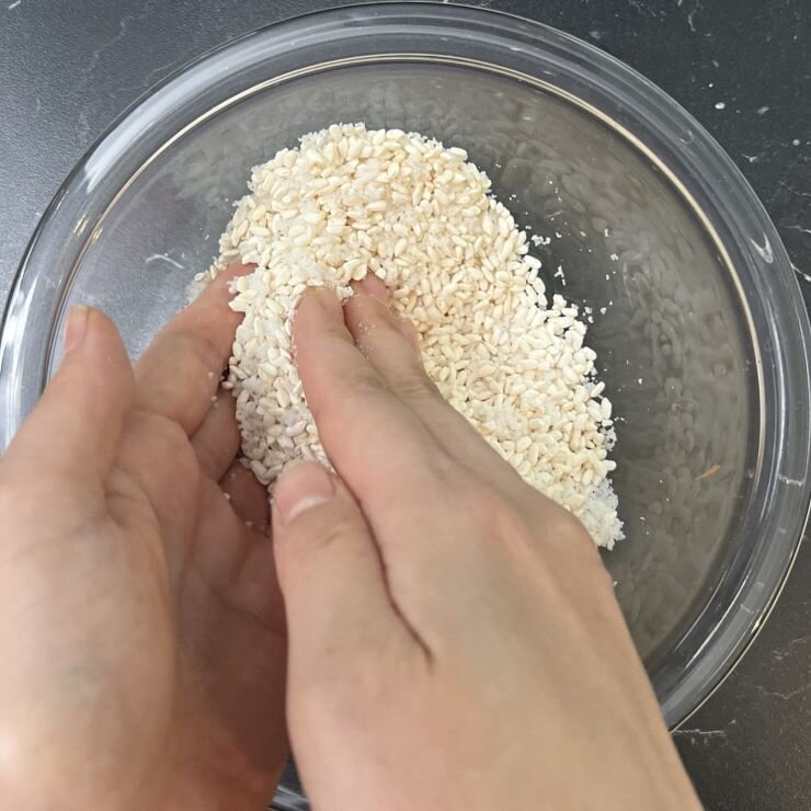 米麹はほぐして、塩と合わせます。