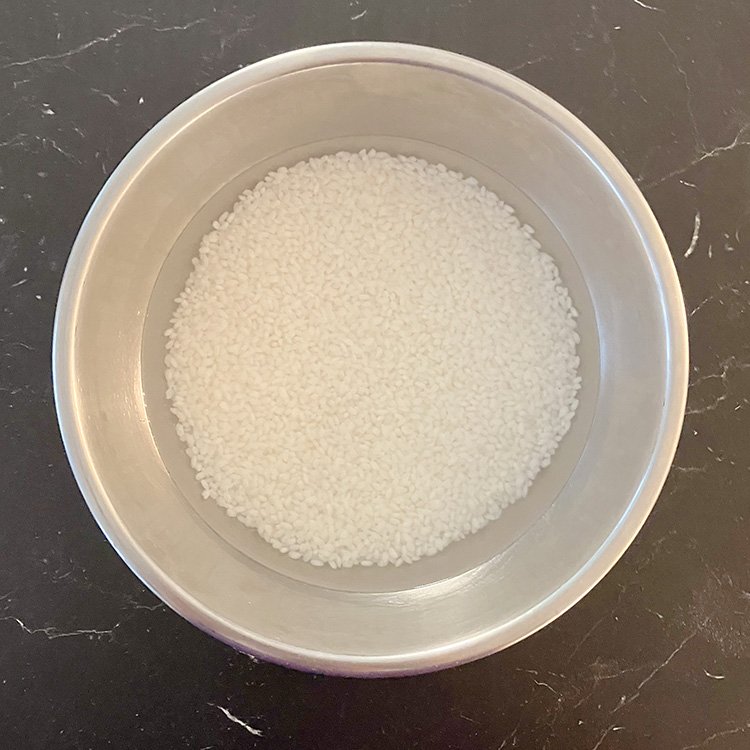 米は洗ってザルに上げて水気を切り、分量の水に浸水します。(30分~)