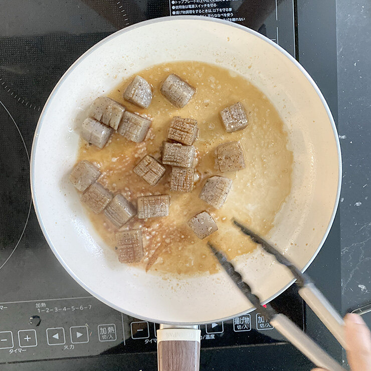 こんにゃくを焼きます。（中火～強火） あまり動かさないように焼き色が付くまで焼きます。（片面5分） ひっくり返し両面焼きます。