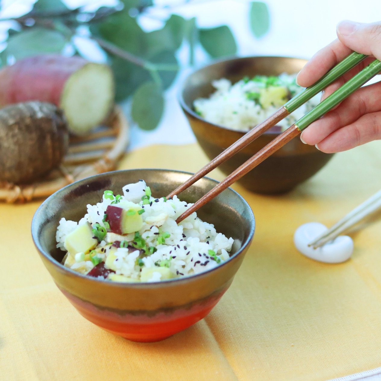 ゴマと青ネギを散らしたら、できあがり!2種のお芋で秋を感じる炊き込みご飯です。
