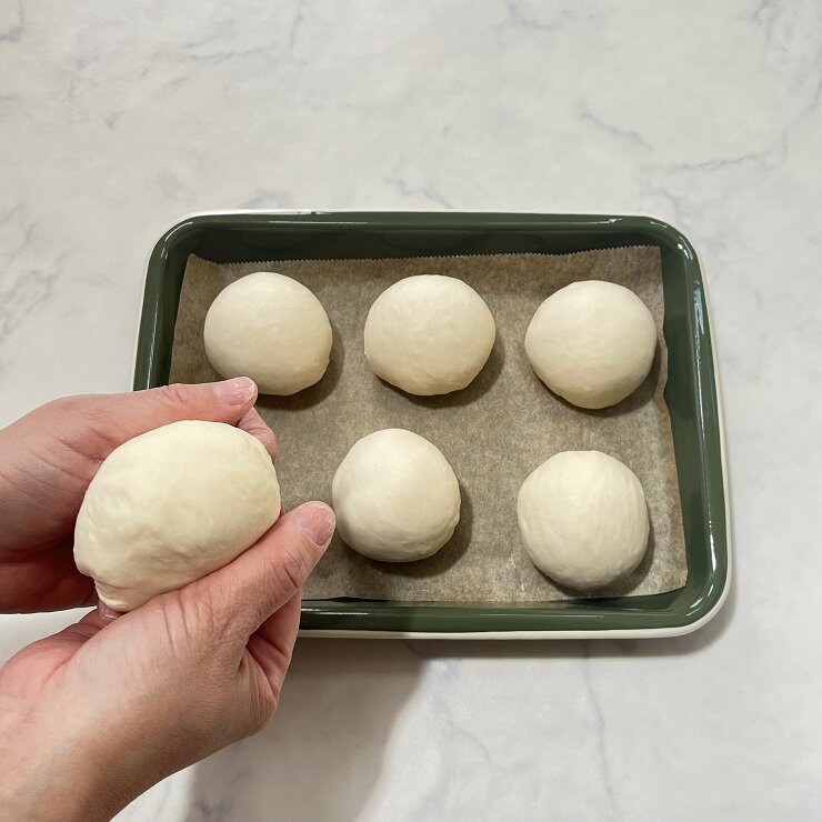 生地を6等分にし、丸めて乾燥しないように休ませます。(ベンチタイム 約20分)