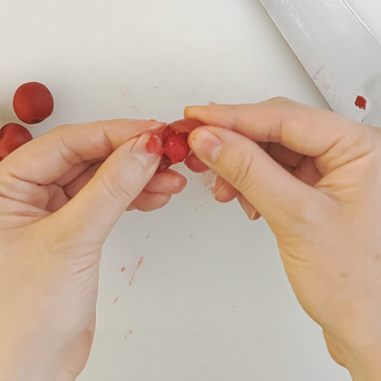 カリカリ梅は包丁の腹で潰し種を取り除き、粗みじん切りにします。