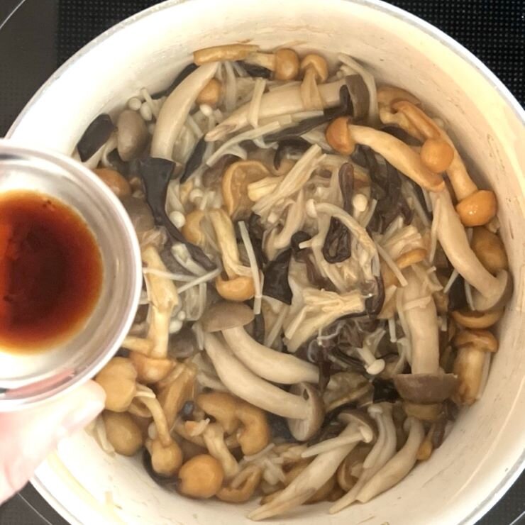 醤油を入れて香りを出します。