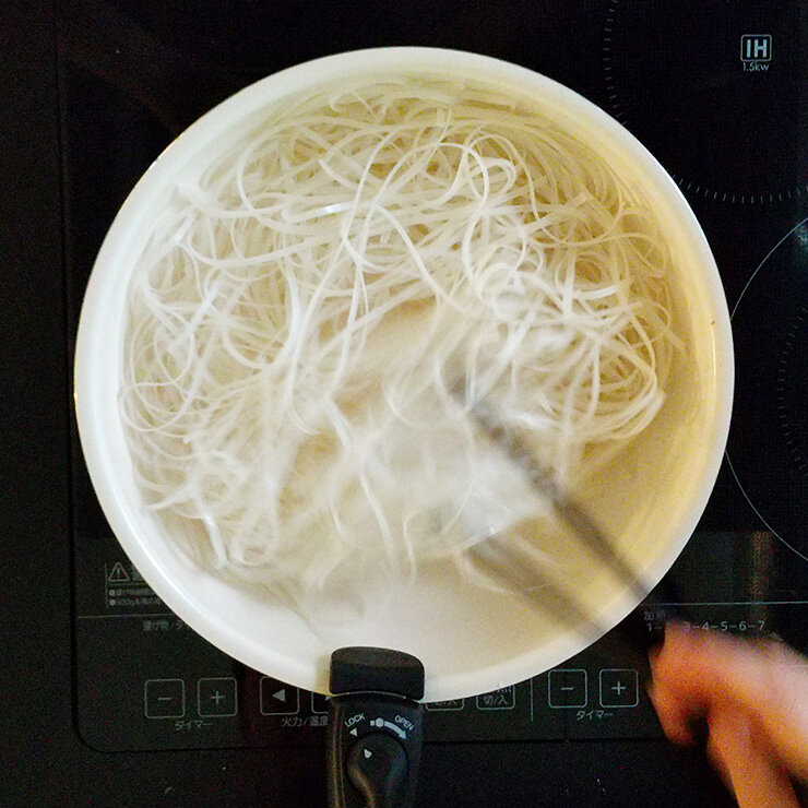 同じフライパンに米油大さじ1を熱し、１を炒め、少ししんなりとしたら合わせたAを加えます。