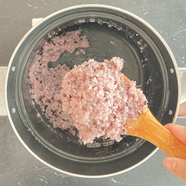 炊き上がったら、熱いうちにしゃもじで半分位つぶします。