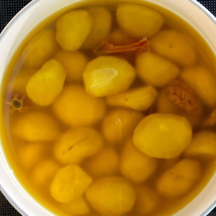 鍋に水と割ったくちなしの実と水気を切った2を入れて硬めに下茹でし、そのままおきます。