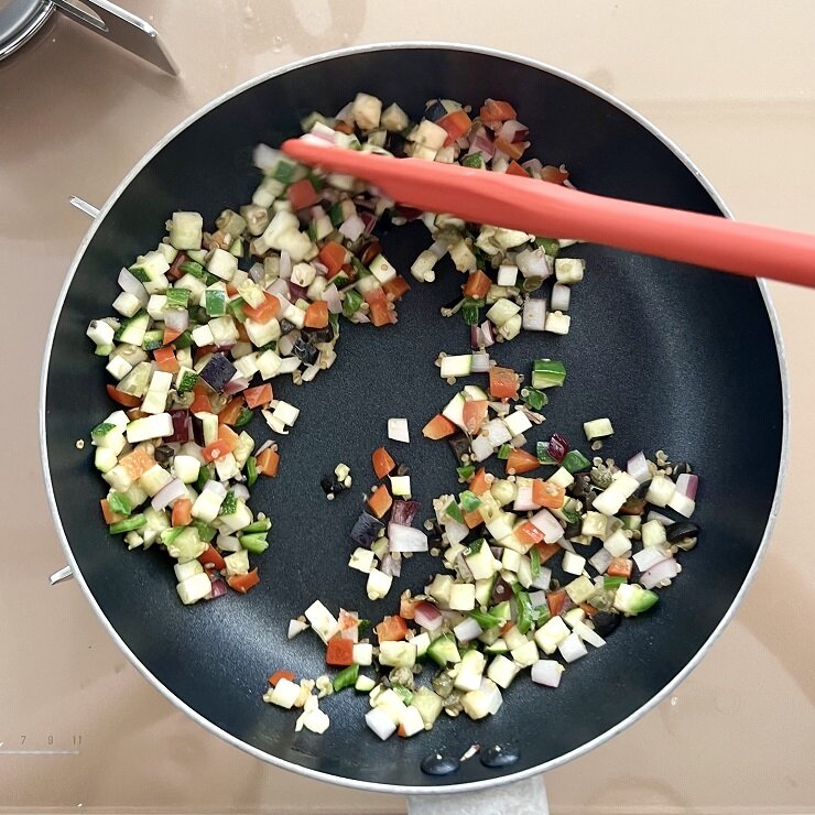 オリーブ油を熱したフライパンで炒め、塩、コショウで味をととのえます。