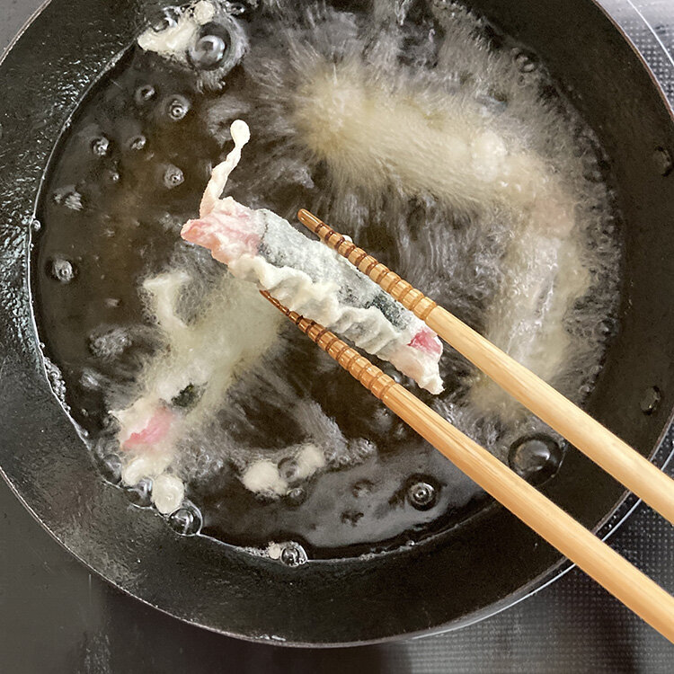 油の温度を180℃に上げ、6を揚げます。
