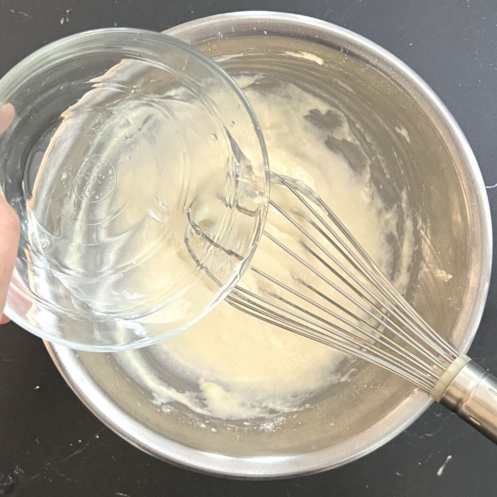 なめらかになったら残りの水も加えてダマがなくなるまで混ぜます。 ボウルに半分ずつ分けておきます。