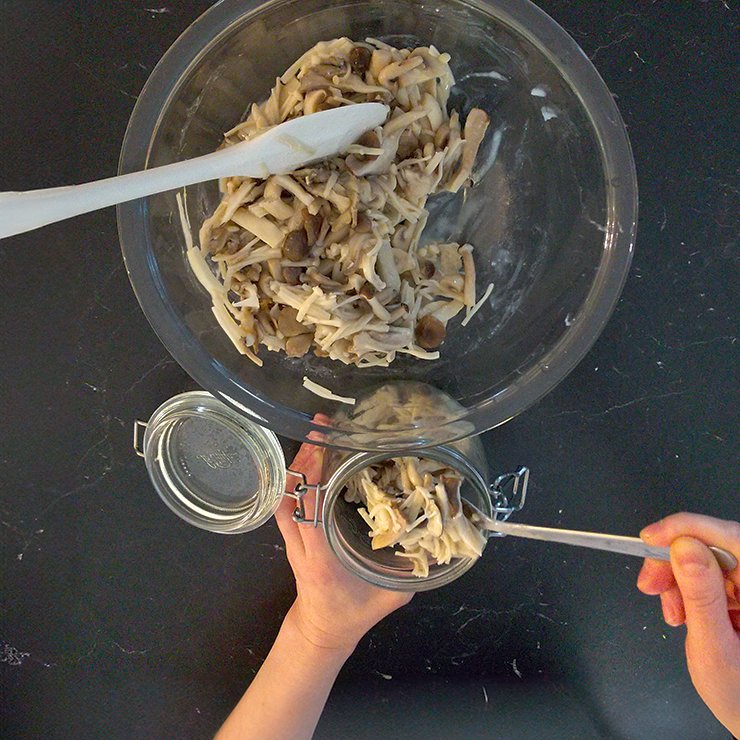 清潔な容器に入れて、冷蔵庫で保存しましょう。