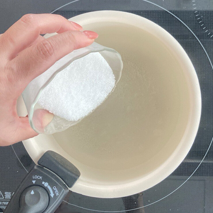 鍋にAを入れて火にかけ、砂糖を溶かしながらひと煮立ちさせます。