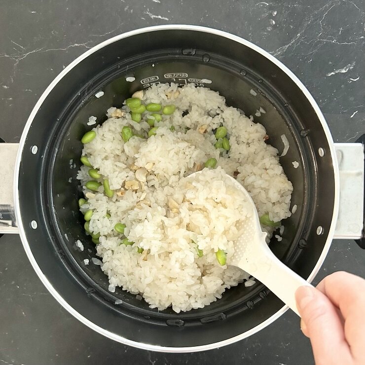 炊き上がった2に4とナッツを加えて全体を混ぜます。