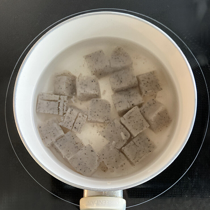 たっぷりの湯で2～3分茹でます。ザルに上げて水気を切ります。