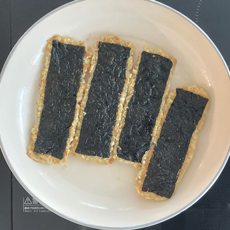 フライパンに米油をしいて熱し、5を焼きます。両面焼いたら取り出します。