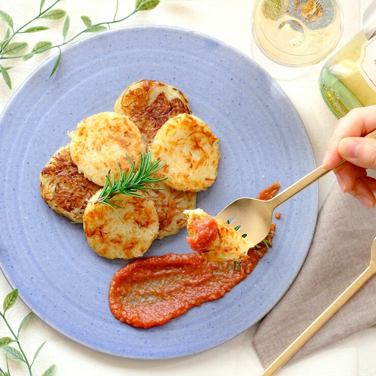 焼き上がったら器に盛り付けます。コショウをふり、発酵ケチャップを添えます。