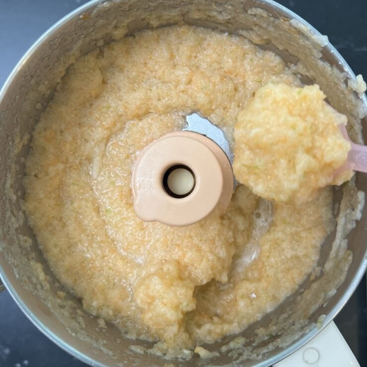 ニンジン、セロリ、トマト、ニンニク、水をフードプロセッサーにかけます。 （水を入れるとかかりやすくなります）