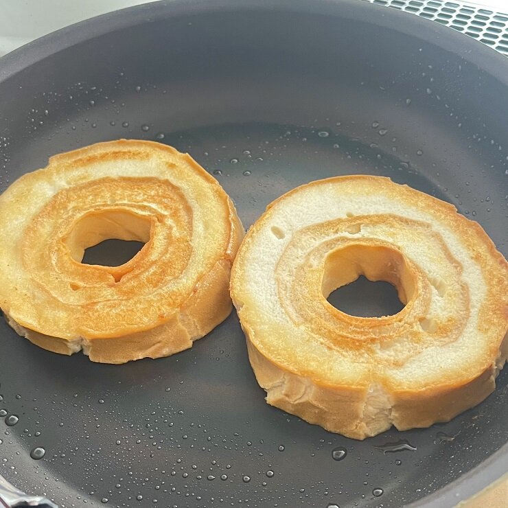 フライパンに米油を熱します。1を並べ、両面に軽く焼き色がつくまで焼きます。（中火）