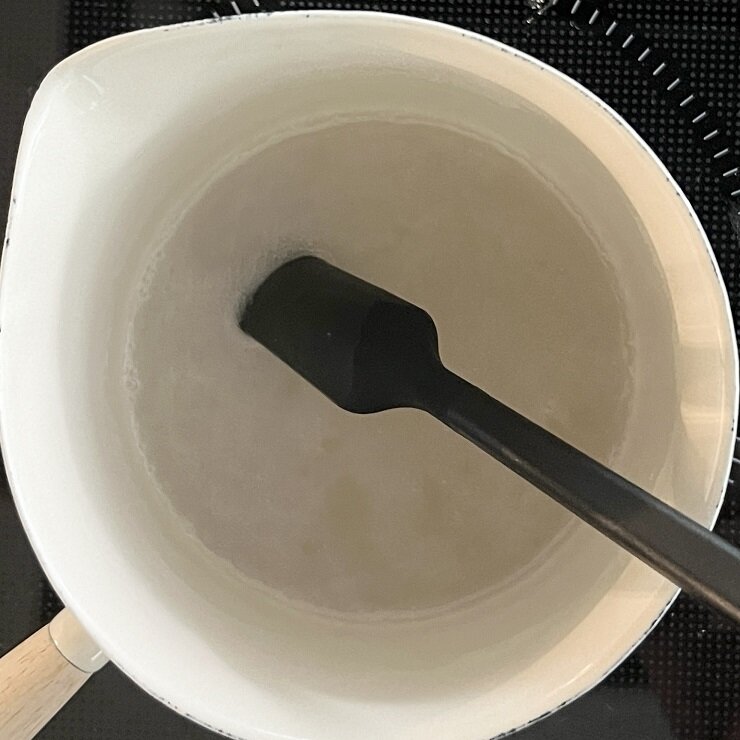 Aを鍋に合わせて加熱して、砂糖が溶けたら火を止めます。