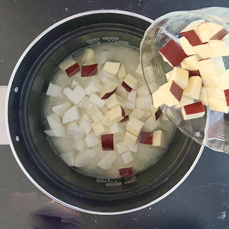 1にAを入れて混ぜ、2のサトイモと水気を切ったサツマイモと3をのせて炊きます。