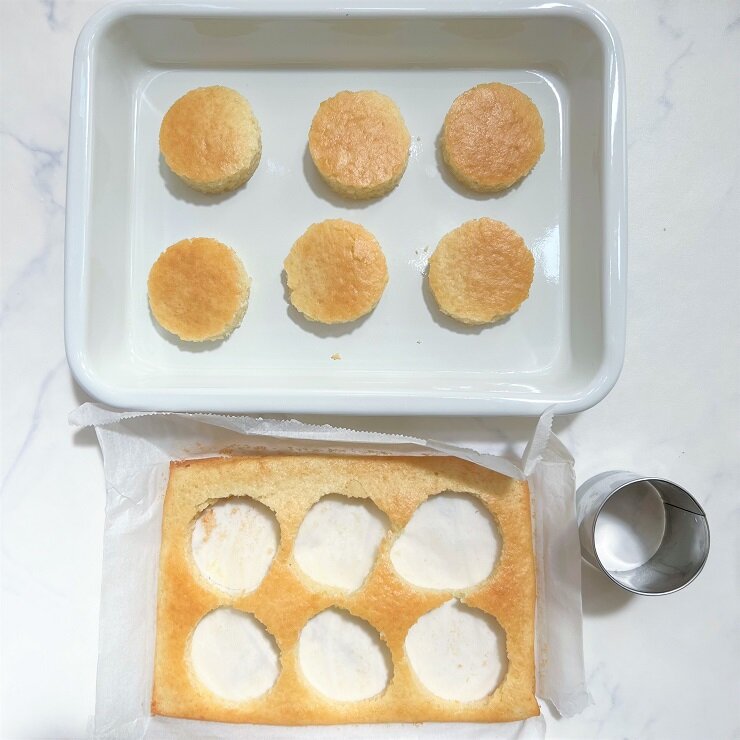 焼きあがったら冷まし、直径5～6㎝の丸型で6個抜きます。