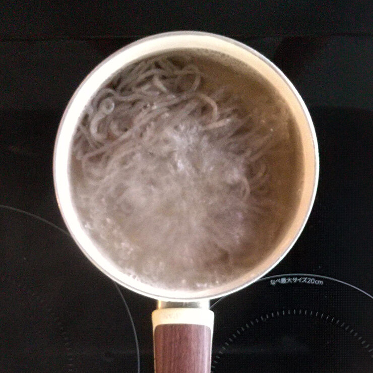 糸こんにゃくはたっぷりの湯で2～３分茹でて、アク抜きします。