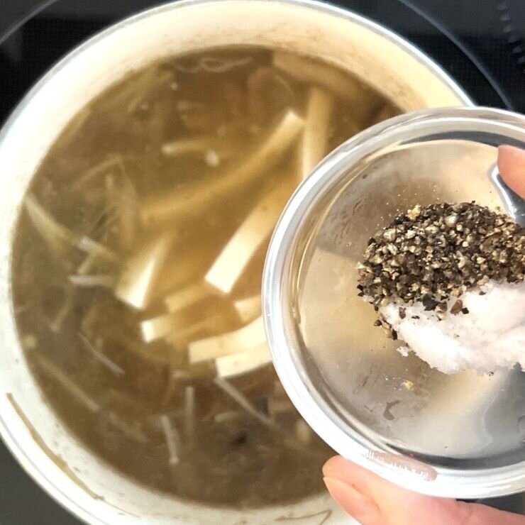 3の水を切って加え、塩、コショウで味をととのえ、黒酢を加えます。