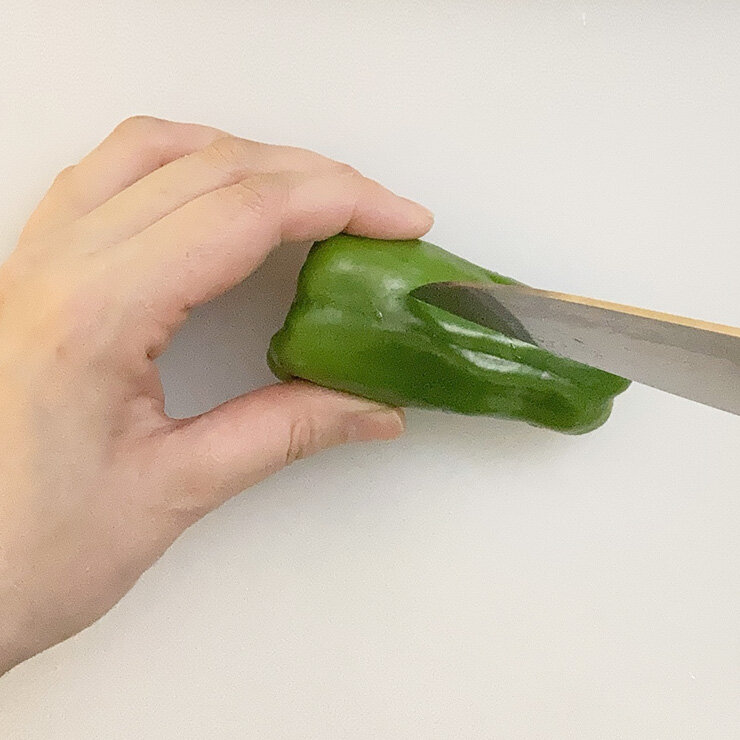 ピーマンは包丁の刃先で数箇所穴あけます。