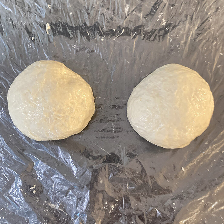 生地を軽くこね直し、2～3等分に分けて丸めます。