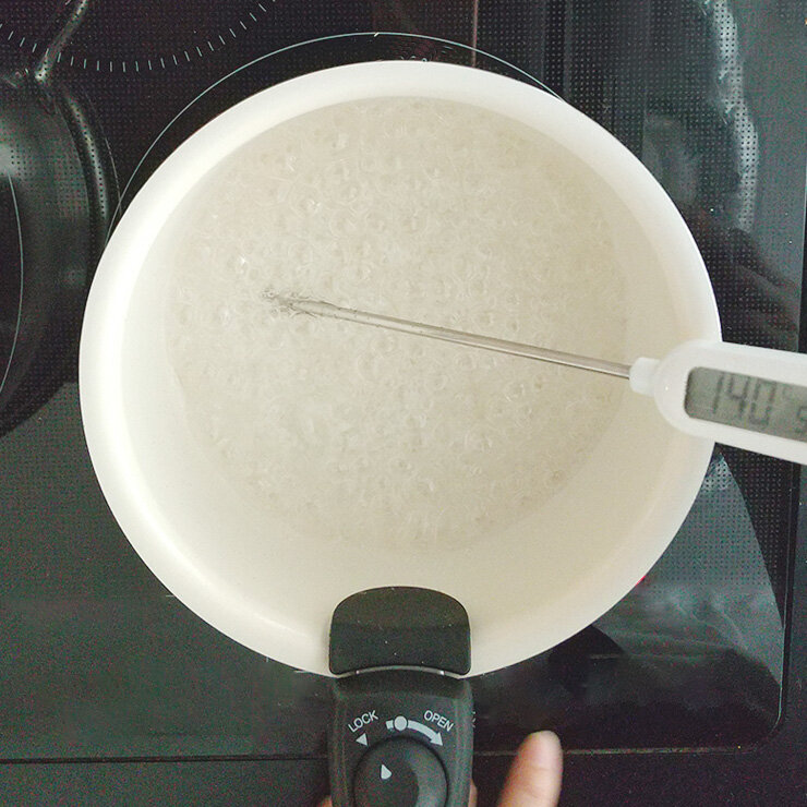 時々鍋をゆすりながら全体が薄く色づくまで煮詰めます。（約15分） 温度は160℃を目安にします。