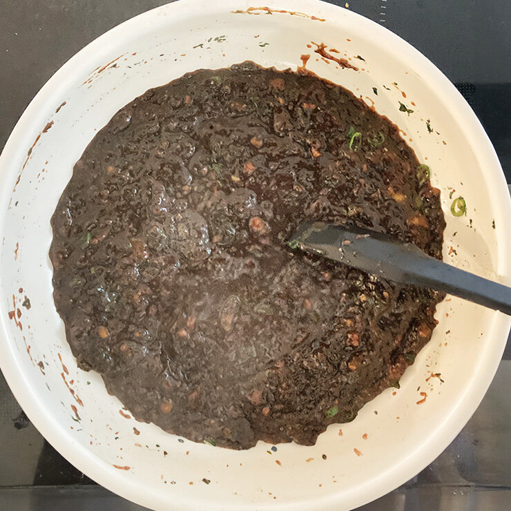 味噌がグツグツするまで火を通します。