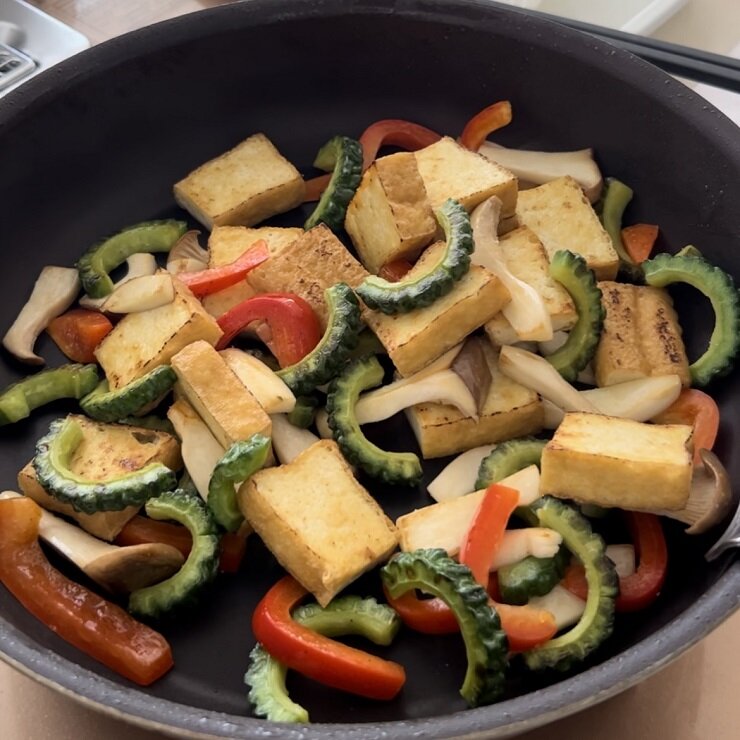 野菜がしんなりしたら4を戻し、塩、醤油で味をととのえます。（中火）
