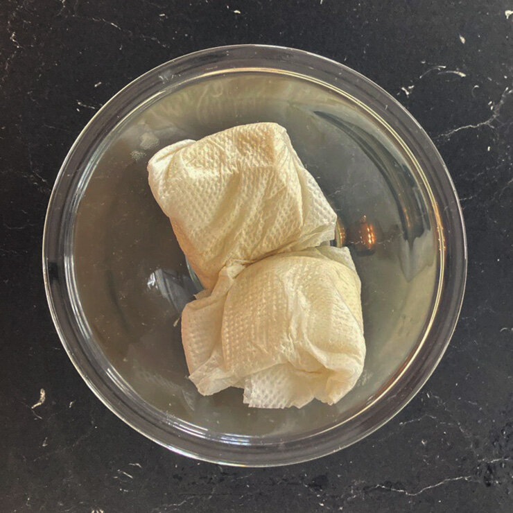 木綿豆腐はキッチンペーパーに包み、電子レンジで加熱し、水を切ります。(600W 2分～)