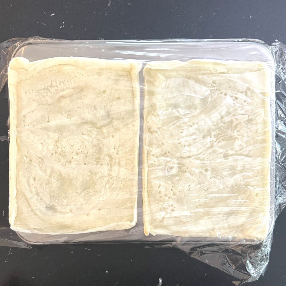 両面が焼けたらバットなどに取り出し、乾かないようにラップをし粗熱を取ります。