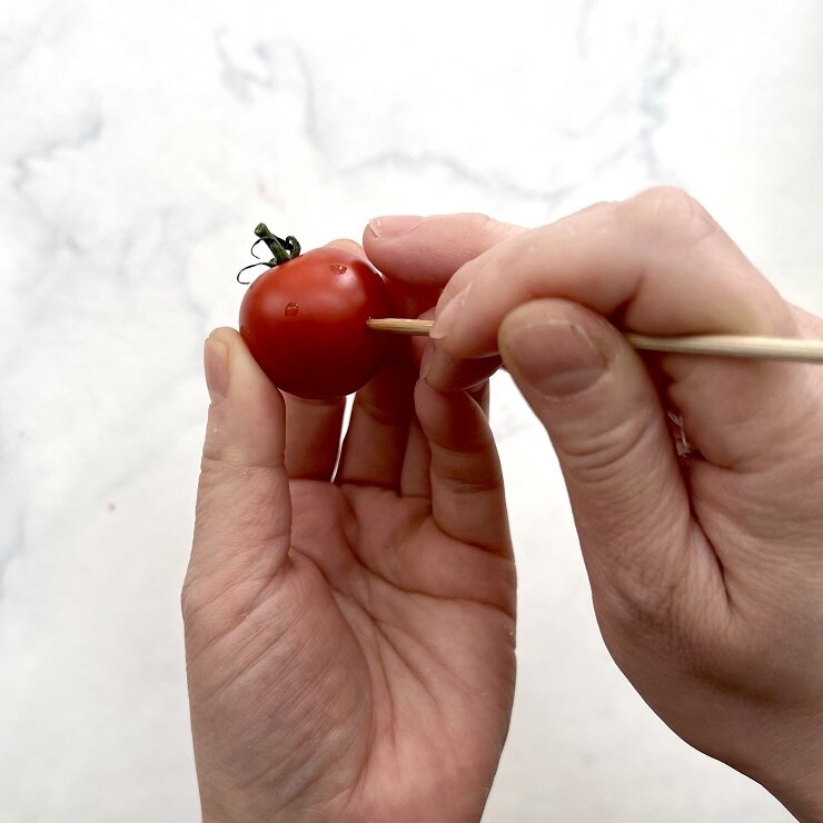 ミニトマトは、つまようじなどで皮に穴を開けます。