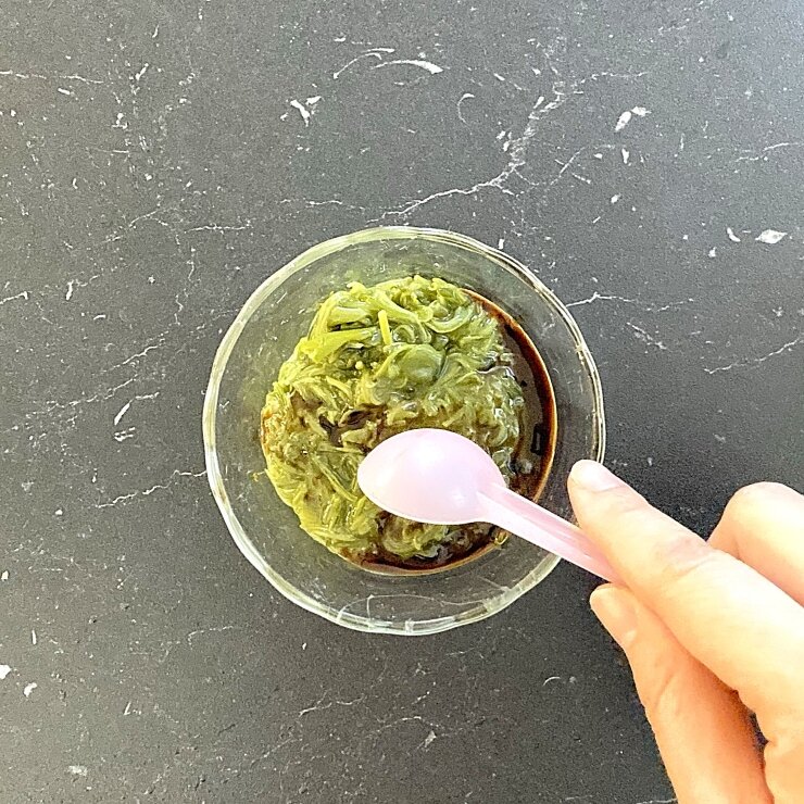 めかぶと納豆はそれぞれ醤油か麺つゆを入れて、粘りが出るまでよく混ぜます。