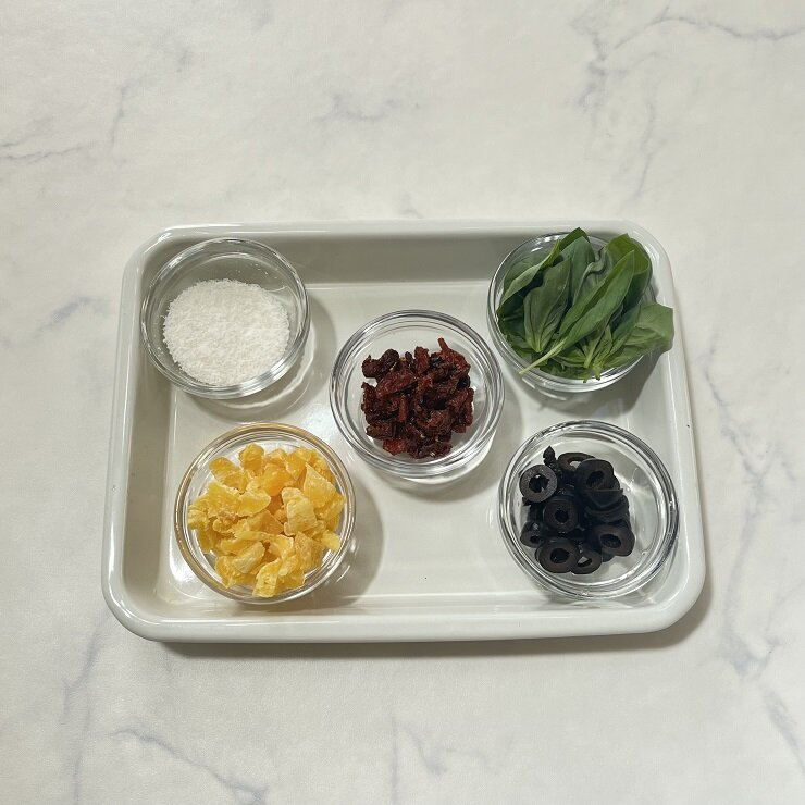 ドライパイン、ドライトマト、ブラックオリーブは小さく切ります。B、Cはそれぞれ3等分に分けます。