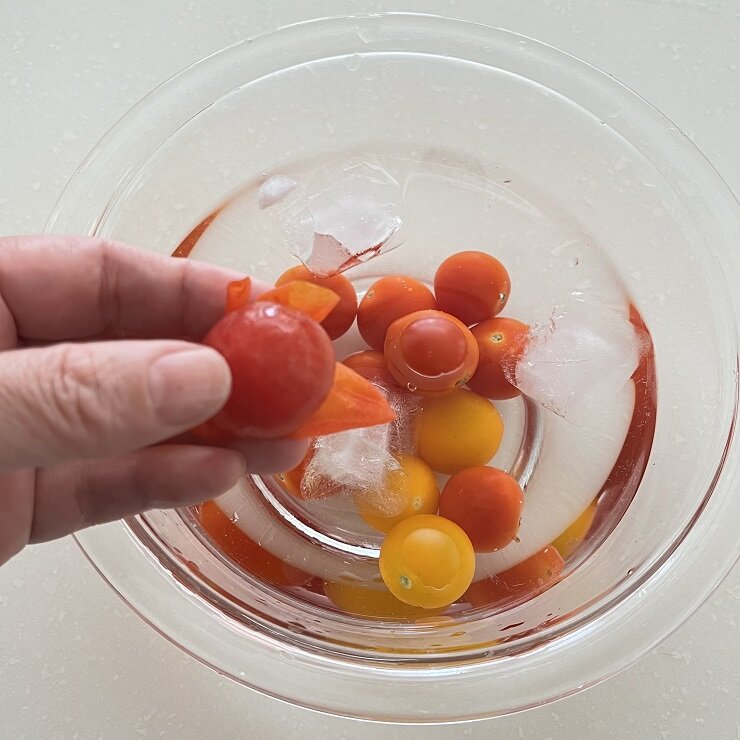 ミニトマトは沸騰した湯にさっとくぐらせ、冷水にとり、皮をむきます。