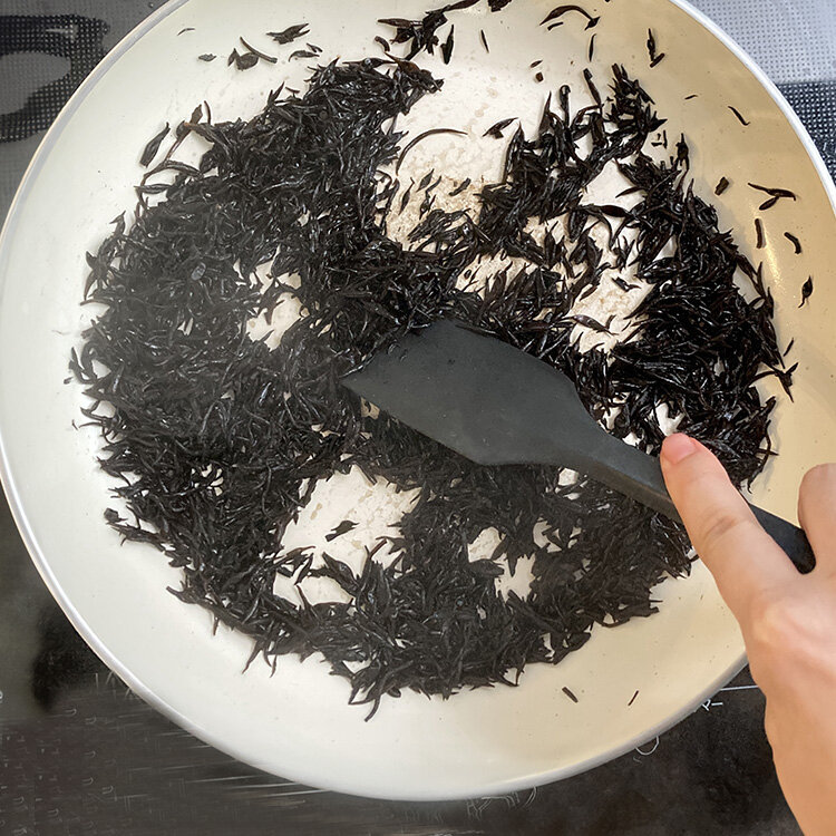 フライパンにひじきを入れて中火で熱し、水分が飛ぶまで1〜2分ほど炒めます。