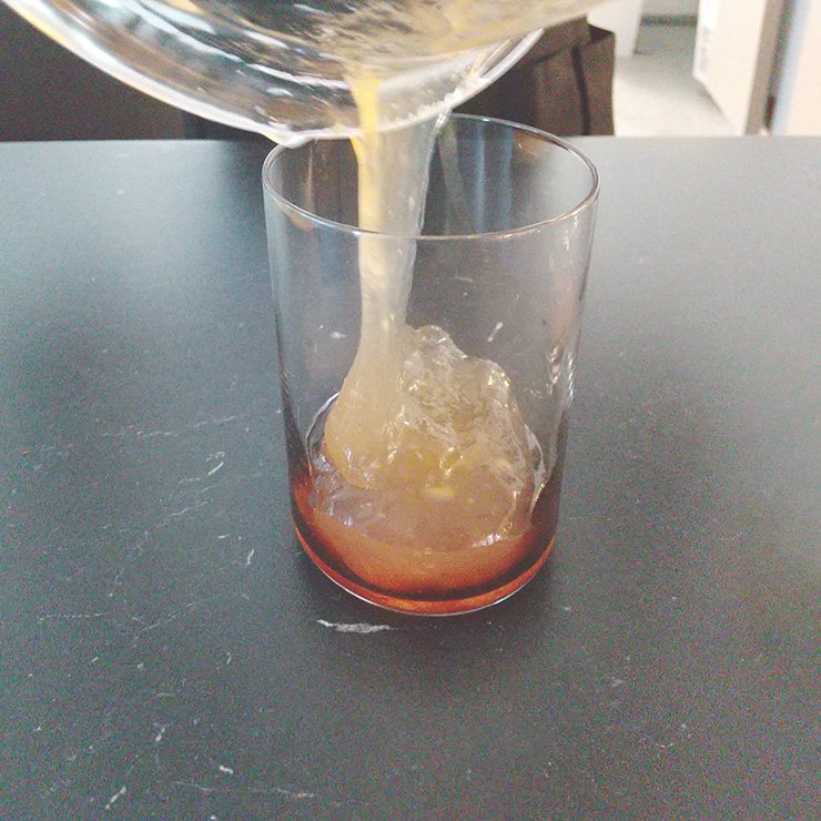 グラスに2と５を注ぎます。お好みで氷を入れます。