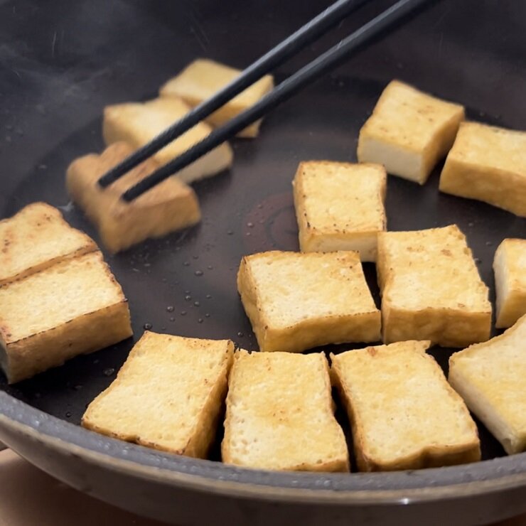 フライパンに米油大さじ1/2を熱し、1を入れて両面をよく焼き取り出します。（中火）