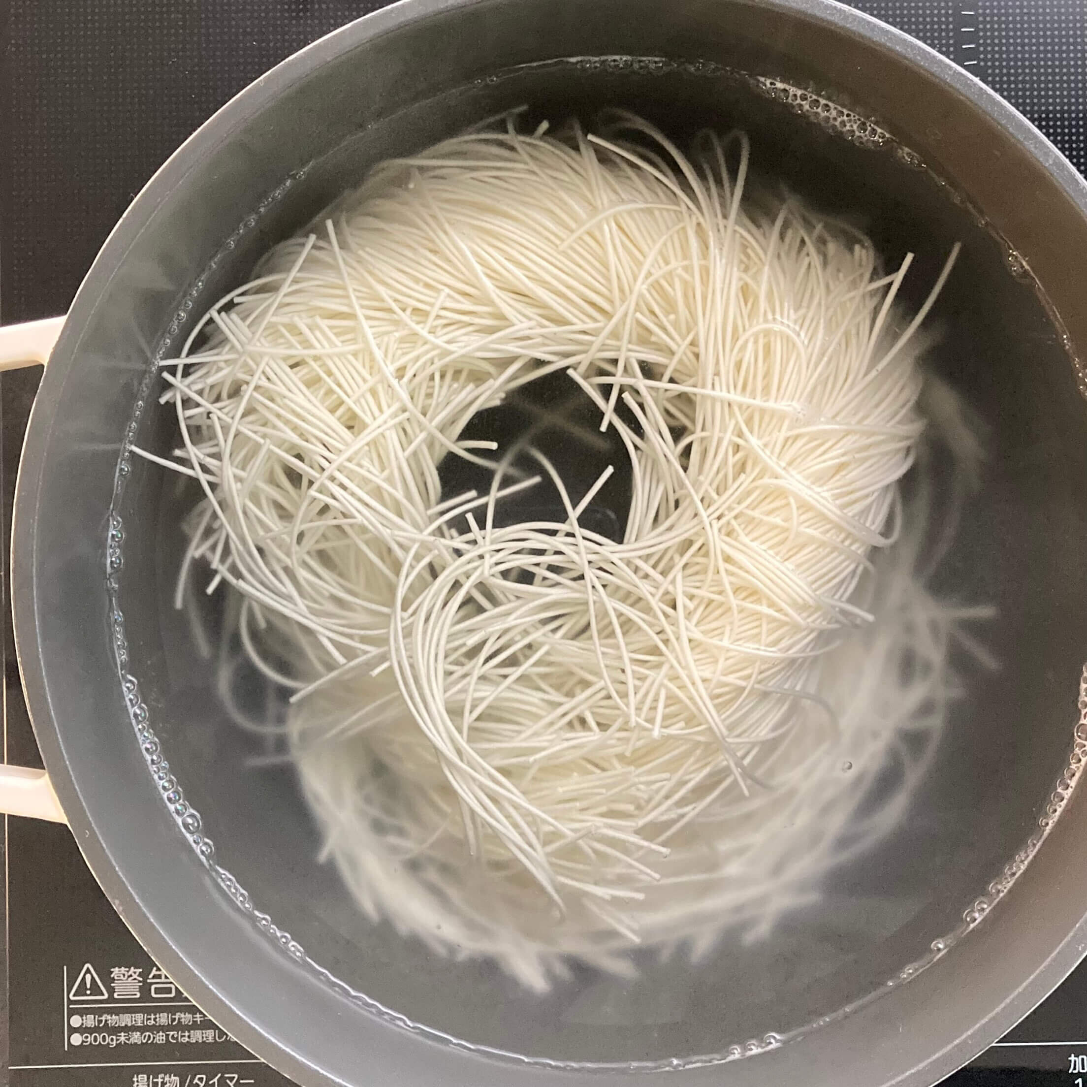 そうめんはたっぷりの熱湯で茹でます。