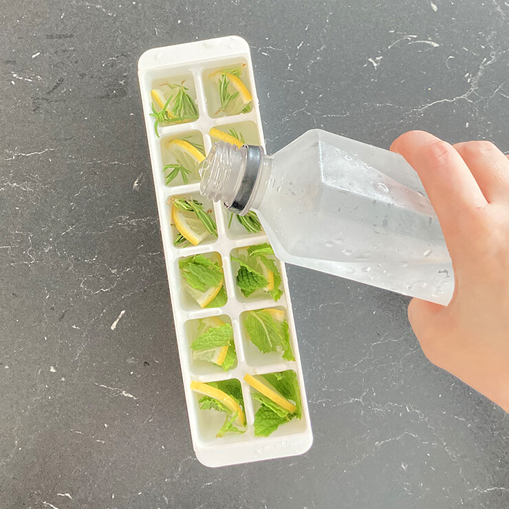 １に水を注ぎ、冷凍庫で凍らせます。